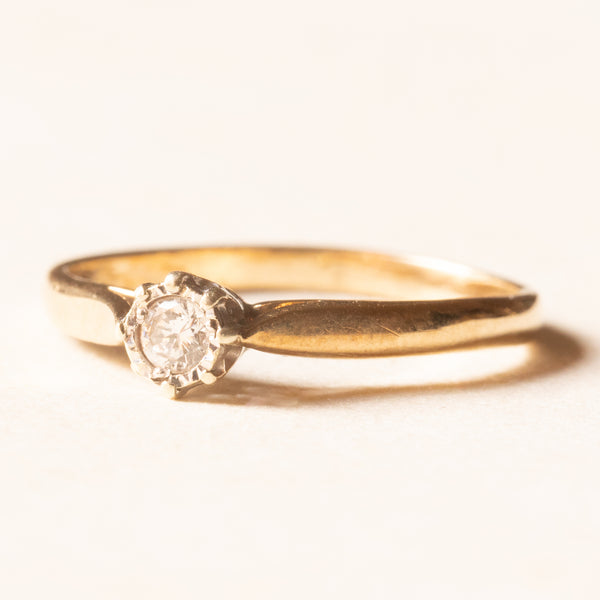 Anello solitario in oro giallo e bianco 9K con diamante di taglio brillante (0.10ct ca.), anni ‘70