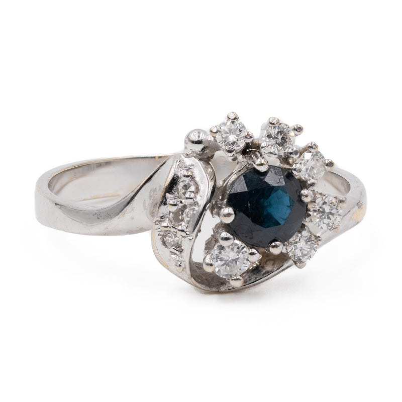 Anello vintage in oro bianco 14k con zaffiro (0,40ct) e diamanti (0,20ctw), anni '70