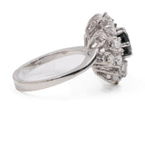 Anello vintage a margherita in oro bianco 14k con zaffiro (1ct) e diamanti (1,60ctw), anni '70