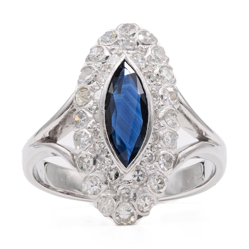Anello a margherita navette in oro bianco 14K con zaffiro (1ct ca.) e diamanti (0.72ctw ca.), anni ‘70/‘80