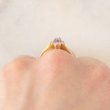 Anello a margherita in oro giallo 9K con zaffiro viola sintetico (0.25ct) e zirconi bianchi