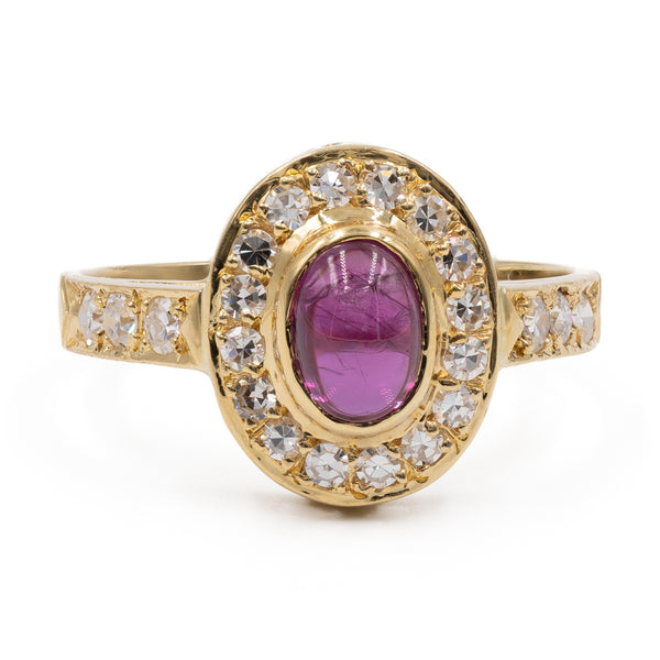 Anello vintage a margherita in oro giallo 18k con rubino cabochon (0.90ct) e diamanti (0.45ctw)
