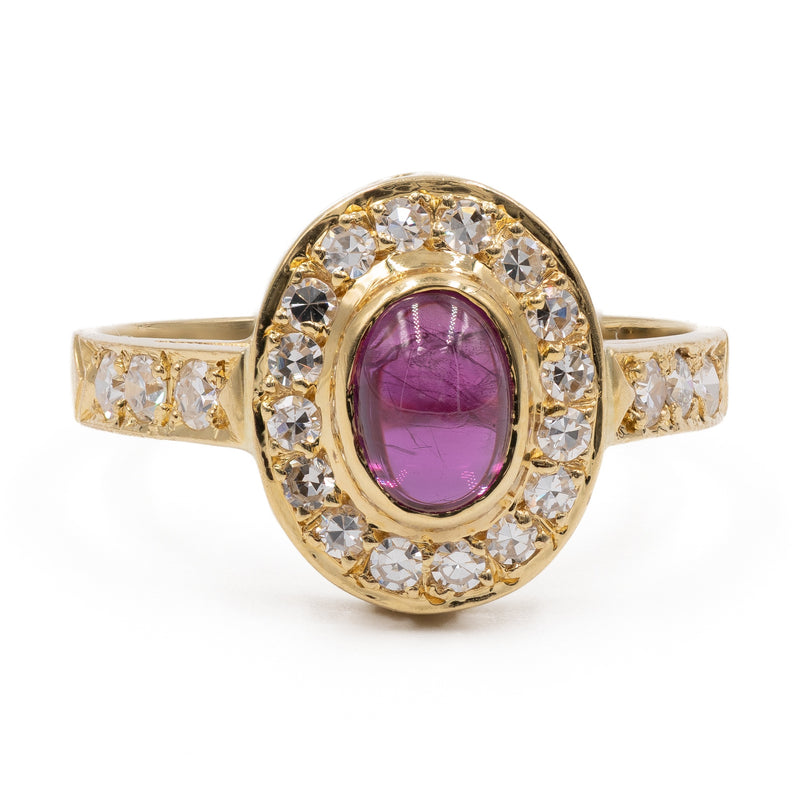 Anello vintage a margherita in oro giallo 18k con rubino cabochon (0.90ct) e diamanti (0.45ctw)