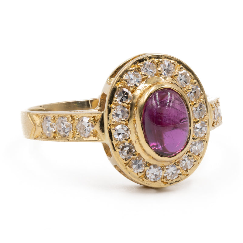 Anello vintage a margherita in oro giallo 18k con rubino cabochon (0.90ct) e diamanti (0.45ctw)
