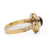 Anello vintage a margherita in oro giallo 18k con rubino cabochon (0.90ct) e diamanti (0.45ctw)