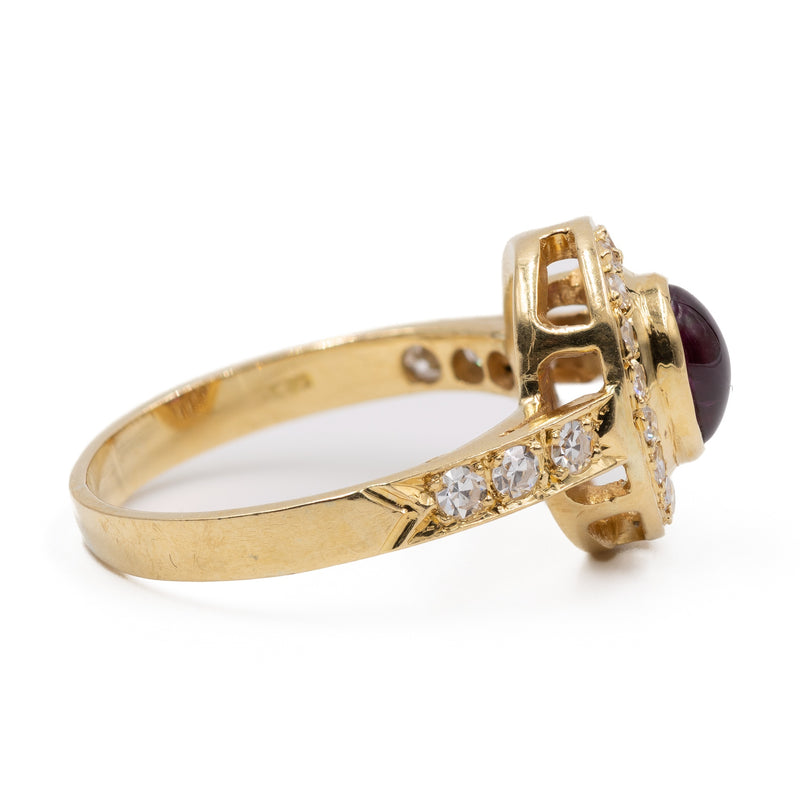 Anello vintage a margherita in oro giallo 18k con rubino cabochon (0.90ct) e diamanti (0.45ctw)