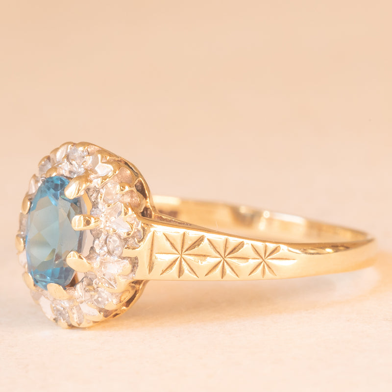 Anello a margherita vintage in oro giallo e bianco 9K con topazio azzurro (0.50ct ca.) e diamanti (0.08ctw ca.)