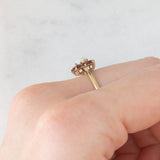 Anello a margherita in oro giallo 9K con opale (0.20ct ca.) e granati (0.30ctw ca.), anno 1977