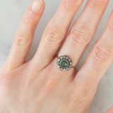 Anillo antiguo de oro amarillo de 14 quilates y plata con margaritas, topacio azul (aprox. 0.40 ct) y diamantes talla rosa (aprox. 0.22 ct), principios del siglo XX.