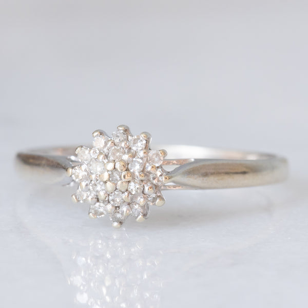 Anello a fiore vintage in oro bianco 9K con diamanti (0.10ctw ca.), anni ‘70/‘80