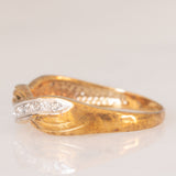 Anello vintage con design intrecciato in oro giallo e bianco 9K con diamanti, anni ‘80/‘90