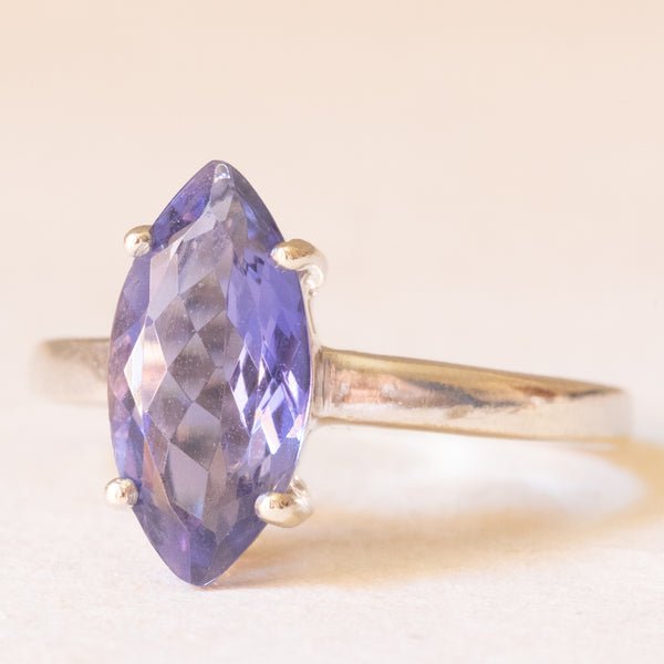 Anello vintage in oro bianco 9K con iolite di taglio marquise (1.10ct ca.), anni ‘80 ca.