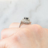 Anello a margherita vintage in oro bianco 14K con zaffiro (2ct ca.) e diamanti (0.54ctw ca.), anni ‘70/‘80