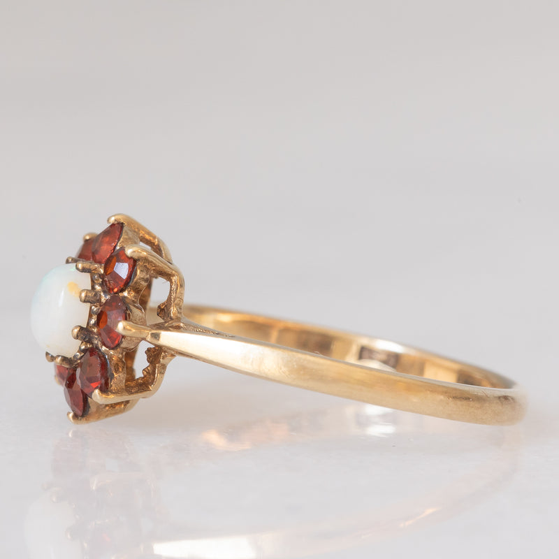 Anello a margherita in oro giallo 9K con opale (0.20ct ca.) e granati (0.30ctw ca.), anno 1977