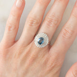 Anello a margherita vintage in platino con zaffiro (1.54ct) e diamanti (1.01ctw), anni ‘80