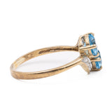 Anello vintage bypass in oro giallo 9K con topazi azzurri (0.90ctw ca.) e diamanti