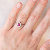 Anello a margherita vintage in platino con rubino (0.33ct) e diamanti (0.57ctw), anni ‘70