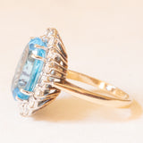 Vintage 9K yellow and white gold daisy ring with blue topaz (approx. 7.50ct) and brilliant cut diamonds (approx. 0.96ctw), 1998