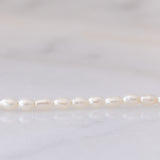 Collana moderna con perle bianche, lapislazzuli e oro giallo 18K