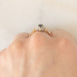 Anello a margherita vintage in oro giallo e bianco 9K con zaffiro (0.60ct ca.) e diamanti (0.06ctw ca.), anno 1988