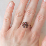 Anello a fiore vintage in oro giallo 8K con granati (1.10ctw ca.), anni ‘70