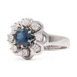 Bague marguerite vintage en or blanc 14 carats avec saphir (environ 0.70 ct) et diamants (environ 0.32 ct), années 70