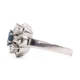 Bague marguerite vintage en or blanc 14 carats avec saphir (environ 0.70 ct) et diamants (environ 0.32 ct), années 70