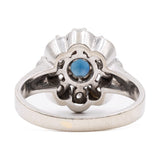 Bague marguerite vintage en or blanc 14 carats avec saphir (environ 0.70 ct) et diamants (environ 0.32 ct), années 70