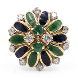 Anello vintage in oro bianco e giallo 18k con smalti, diamanti (0,64ctw) e smeraldi. Anni '60