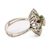 Anello vintage in oro bianco e giallo 18k con smalti, diamanti (0,64ctw) e smeraldi. Anni '60