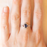 Art-Deco-Ring aus Platin und 18 Karat Weißgold mit Saphir und Rosettendiamant, 30er Jahre