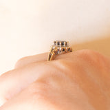 Anello a margherita vintage in oro giallo e bianco 9K con zaffiro (1ct ca.) e diamanti (0.10ctw ca.), anno 1991