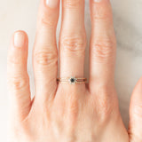 Anello a margherita in oro giallo 9K con zaffiro (0.08ct ca.) e diamanti (0.06ctw ca.), anni ‘70/‘80