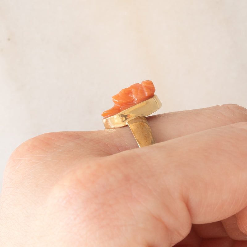 Anello vintage in oro giallo 8K con cammeo su corallo arancione rappresentante viso di donna, anni ‘40/‘50