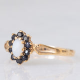 Vintage-Gänseblümchenring aus 9-karätigem Gelbgold mit Opal (ca. 0.15 ct) und Saphiren (ca. 0.20 ctw), Jahr 1986