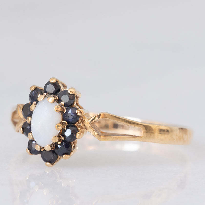 Anello a margherita vintage in oro giallo 9K con opale (0.15ct ca.) e zaffiri (0.20ctw ca.), anno 1986