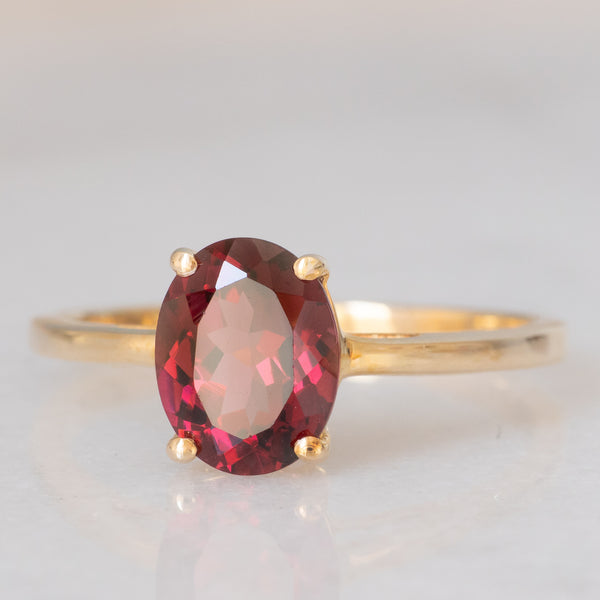 Solitario moderno in oro giallo 10K con granato (1.90ct ca.), anno 2017