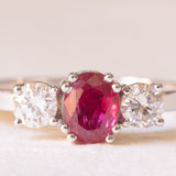 Vintage-Trilogie aus 18 Karat Weißgold mit Rubin (ca. 1 ct) und Diamanten im Brillantschliff (ca. 0.42 ctw)