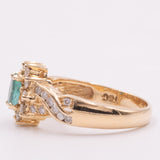 Anel vintage margarida em ouro amarelo 14K com esmeralda (aprox. 0.40 ct) e diamantes lapidação brilhante (aprox. 0.60 ctw), anos 70/80