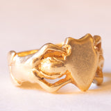 Винтажное кольцо из желтого золота 18 карат, украшенное щитом и двумя русалками, 60-е годы.