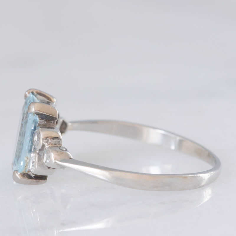 Anello vintage in platino con acquamarina (1.40ct ca.) e diamanti (0.18ctw ca.), anni ‘70