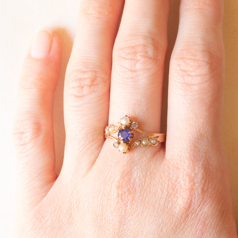 Anello Art Nouveau francese in oro giallo 18K con iolite (0.20ct ca.), diamanti di taglio rosetta e perline bianche, anni ‘10/‘20