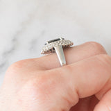 Anello a margherita vintage in platino con zaffiro (4.74ct) e diamanti (0.86ctw), anni ‘80