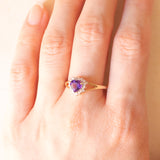 Anello a margherita in oro giallo e bianco 9K con ametista di taglio a cuore (0.70ct ca.) e diamanti (0.18ctw ca.), anno 2003