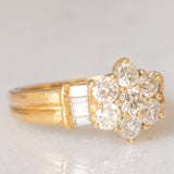 *RISERVATO* SALDO Anello a margherita vintage in oro giallo 18K con diamanti di taglio brillante e di taglio baguette (1ctw ca.), anni ‘70