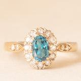 Anello a margherita vintage in oro giallo e bianco 9K con topazio azzurro (0.60ct ca.) e diamanti (0.16ctw ca.), anno 1992