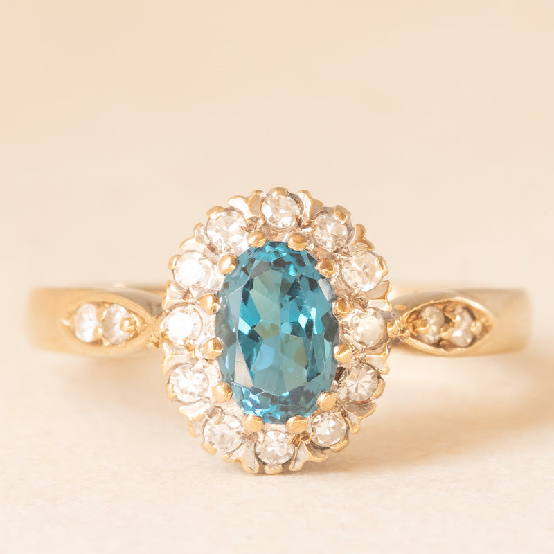 Anello a margherita vintage in oro giallo e bianco 9K con topazio azzurro (0.60ct ca.) e diamanti (0.16ctw ca.), anno 1992