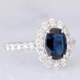 Anello a margherita vintage in platino con zaffiro (1.40ct) e diamanti di taglio brillante (0.94ctw), anni ‘80/‘90