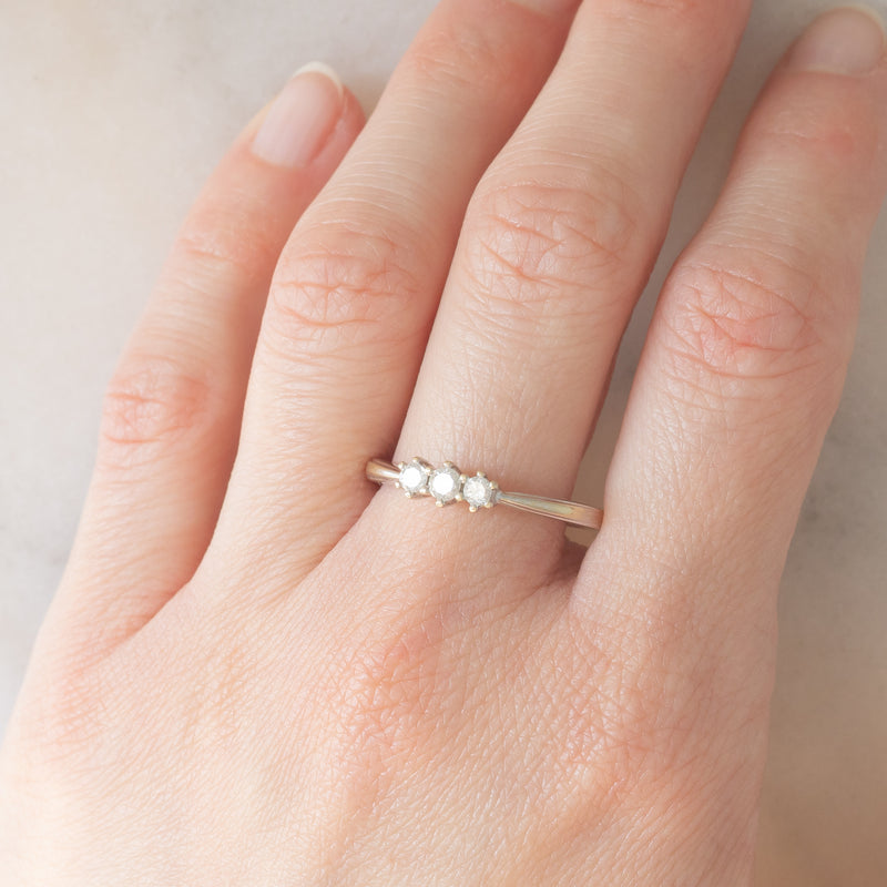 Trilogy vintage in oro bianco 9K con diamanti (0.25ctw ca.)