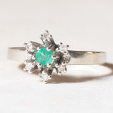 Vintage-Gänseblümchenring aus 14-karätigem Weißgold mit Smaragd (ca. 0.15 ct) und Diamanten (ca. 0.06 ctw), 70er Jahre